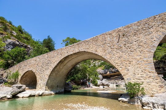 Gorges de la M&eacute;ouge, le pont roman du XIVe si&egrave;cle, parc naturel r&eacute;gional des Baronnies proven&ccedil;ales, Hautes-Alpes, France