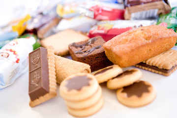 Assortiment de gateaux individuels sur fond neutre