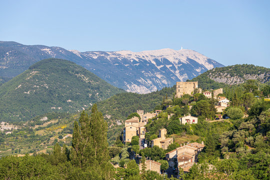 Montbrun-les-Bains, labellis&eacute; Les Plus Beaux Villages de France, le village et le le ch&acirc;teau Renaissance des Dupuy-Montbrun, le Mont Ventoux en fond, parc naturel r&eacute;gional des Baronnies proven&ccedil;ales 