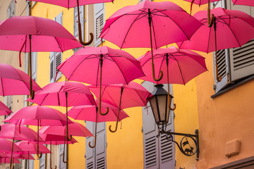 Grasse, la ville du parfum, centre historique, parapluies rose dans la rue Jean Ossola 