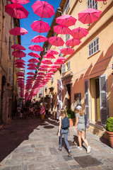  Grasse, la ville du parfum, centre historique, parapluies rose dans la rue Jean Ossola