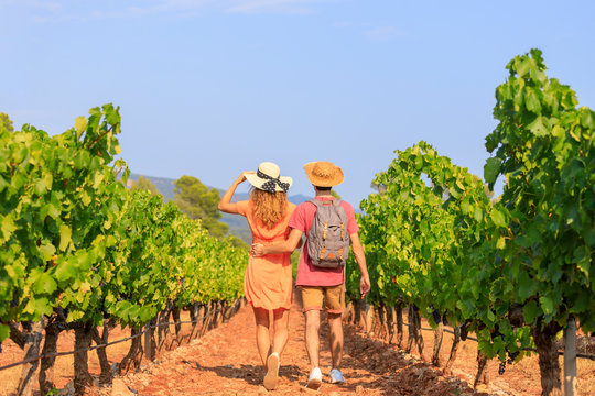 Promenade d'un jeune couple dans un vignoble AOP C&ocirc;tes de Provence