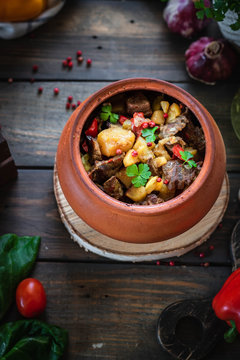 Roast in a clay pot. Braised beef with vegetables. A dish of Georgian cuisine. Chanahi