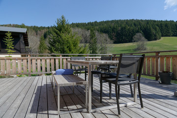 Terrasse de chalet au soleil