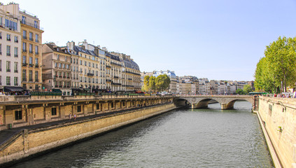 Obraz premium Residentials buildings architecture on La Seine in Paris