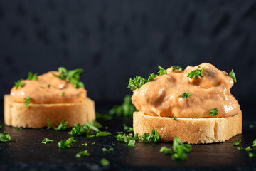 Tuna paste with herbs