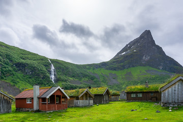 Fototapeta na wymiar Traditionelles norwegisches Dorf im Geiranger Fjord in Norwegen.