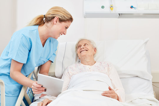 Pflegekraft betreut eine Patientin