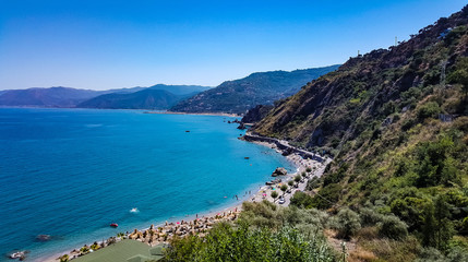 Fototapeta na wymiar Costa siciliana, tra verdi colline, granelli di sabbia calda e mare cristallino