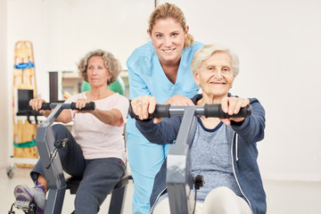 Senior Frauen in der Reha auf dem Ergometer