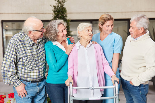 Gruppe Senioren im Gespräch mit Altenpflegerin