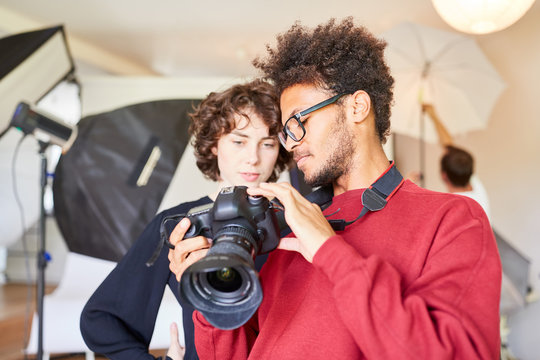 Young photographer explains the reflex camera