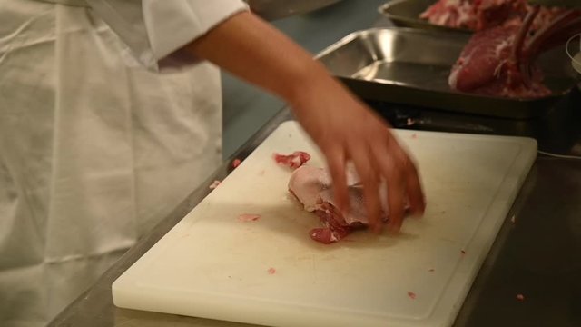 D&eacute;coupe de viande par des mains de femme dans un restaurant