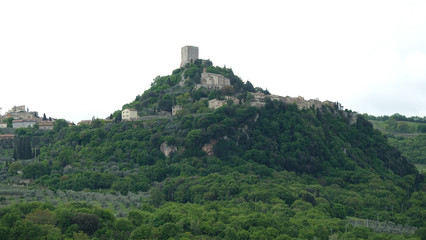Fototapeta na wymiar Il castello di Tentennano sovrasta il villaggio di Rocca d'Orcia in Toscana.