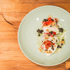 Ensalada de bacalao confitado, con tomate, cebolla y nueces