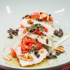 Ensalada de bacalao confitado, con tomate, cebolla y nueces