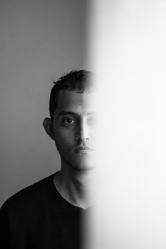 Retrato de joven adulto con mirada seria y decepci&oacute;n.
