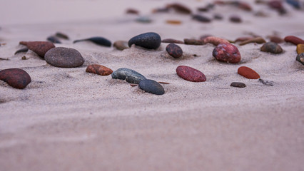 kamienie na piasku plaży © Krzysztof