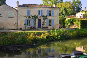 Obraz premium Chemin de la trigale et ses maisons au bord de la Sèvre Niortaise à Coulon (79510), département des Deux-Sèvres en région Nouvelle-Aquitaine, France