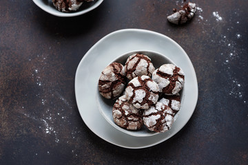 crinkle cookies in icing sugar