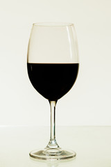 Taça de vinho tinto importado com uva cabernet.