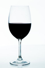 Taça de vinho tinto importado com uva cabernet.