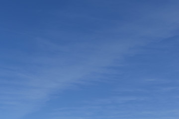 Blauer Himmel mit zarten, weißen Wolken, Hochdruckwetter