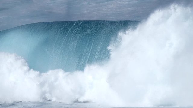 Powerful ocean wave at the famous Banzai Pipeline surf spot on the North Shore of Oahu island in Hawaii