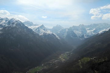 Naklejka premium VALLE DI MONTAGNA CON NEVE