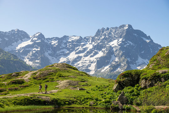 Randonneurs au lac du Lauzon (2008m) et le Sirac (3441m) en arri&egrave;re-plan, la Chapelle-en-Valgaudemar, Parc national des Ecrins, Hautes-Alpes, France