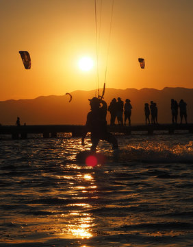 Gente practicando kitesurf en el Trabucador, Spot de kite en el Delta del Ebro