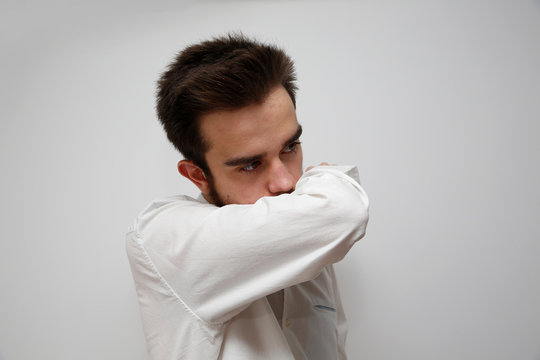 El coronavirus COVID-19 reduce el riesgo de propagaci&oacute;n de la infecci&oacute;n al cubrirse la nariz y la boca al toser y estornudar con un pa&ntilde;uelo o un codo flexionado