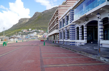 Obraz premium Empty parking lot and beach at Muizenberg in Cape town, South Africa during the lock down.