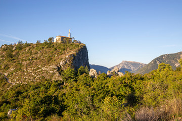 Fototapeta na wymiar Castellane, la chapelle Notre-Dame du Roc sur le rocher du Roc, parc naturel régional du Verdon 