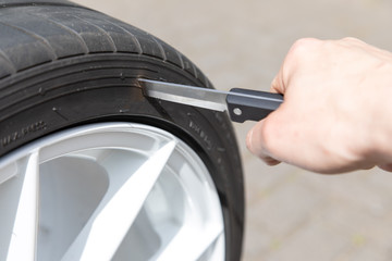 sharp knife pierced in car tire Reifen zerstört mit scharfem Messer