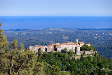 Fototapeta na wymiar Gourdon, labellisé Les Plus Beaux Villages de France, Parc Naturel Régional des Préalpes d'Azur