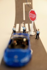 posto di blocco con polizia in miniatura