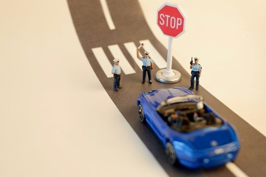 posto di blocco con polizia in miniatura