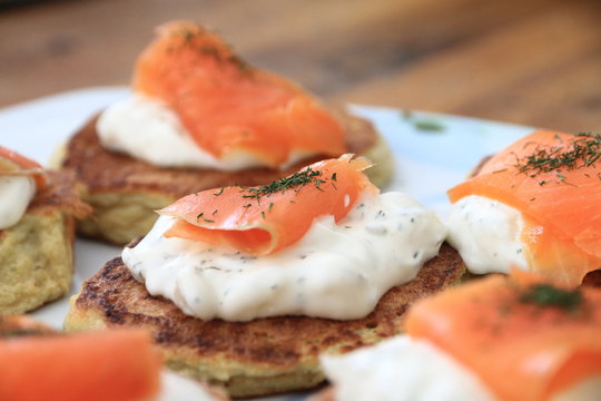Blinis de pommes de terre, cr&egrave;me acidul&eacute;e, truite fum&eacute;e