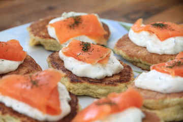 Blinis de pommes de terre, crème acidulée, truite fumée