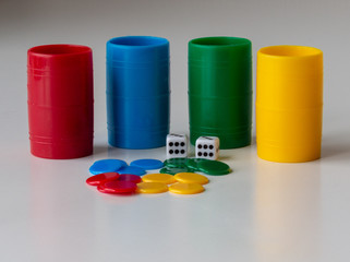 Cubos con sus fichas y dados del juego Parchis