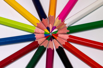 Naklejka premium Lapices de colores colocados en circulo dando una estectica mas bonita 