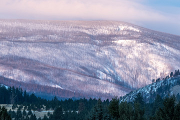 Fototapeta premium Morning sun hitting the mountain
