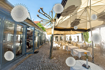 Restaurant. Gasstätte. Keine Besucher. Kein Geld. Coronavirus. Sars-Co-2. Sars - 19.