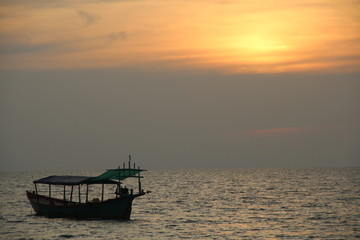 Fototapeta na wymiar Boat with sunset