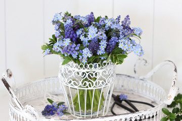 romantischer Blumenstrauss mit Vergissmeinnicht und Traubenhyazinthen