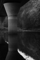 Brücken Pfeiler Konstruktion im Fluss