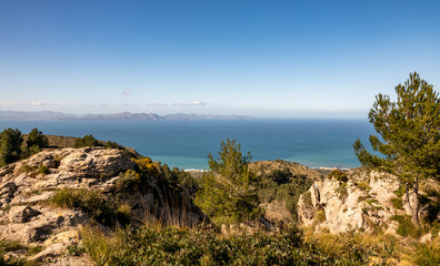 Blick von den Bergen Spaniens auf das Meer