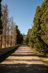 Fußweg zu einem alten verlassenen Bergkloster in Spanien