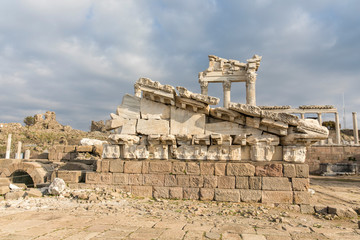 Obraz premium Trajan temple in ancient city of Pergamon in Turkey.